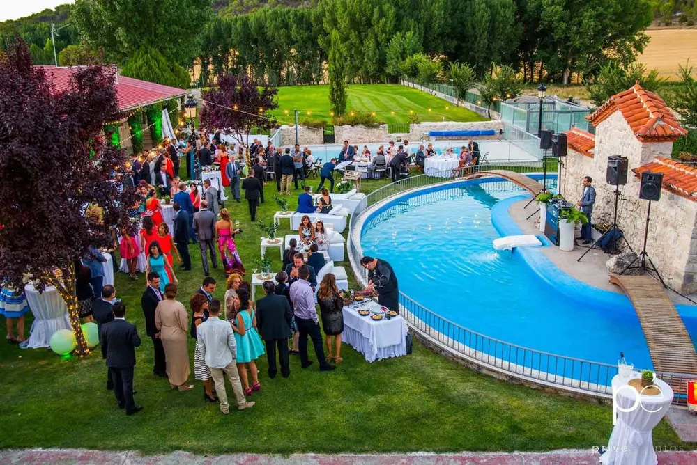 Celebración junto a la piscina