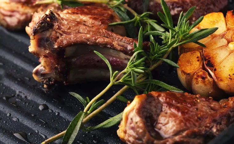 Lechazo asado con romero, especialidad por encargo
