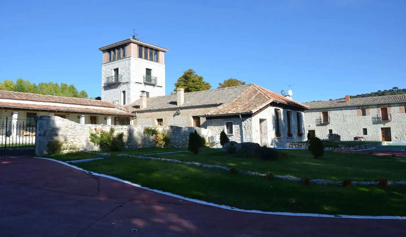 Fachada de piedra de Casa Valimón a la luz del día