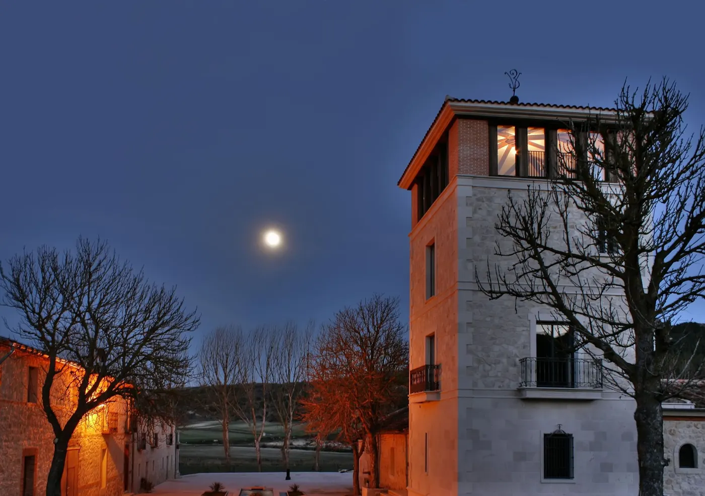 Torre del caserío al anochecer