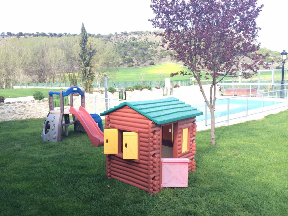 Zona de juegos infantiles junto a la piscina