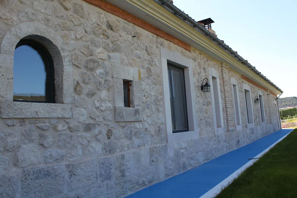 Muro de piedra del caserío