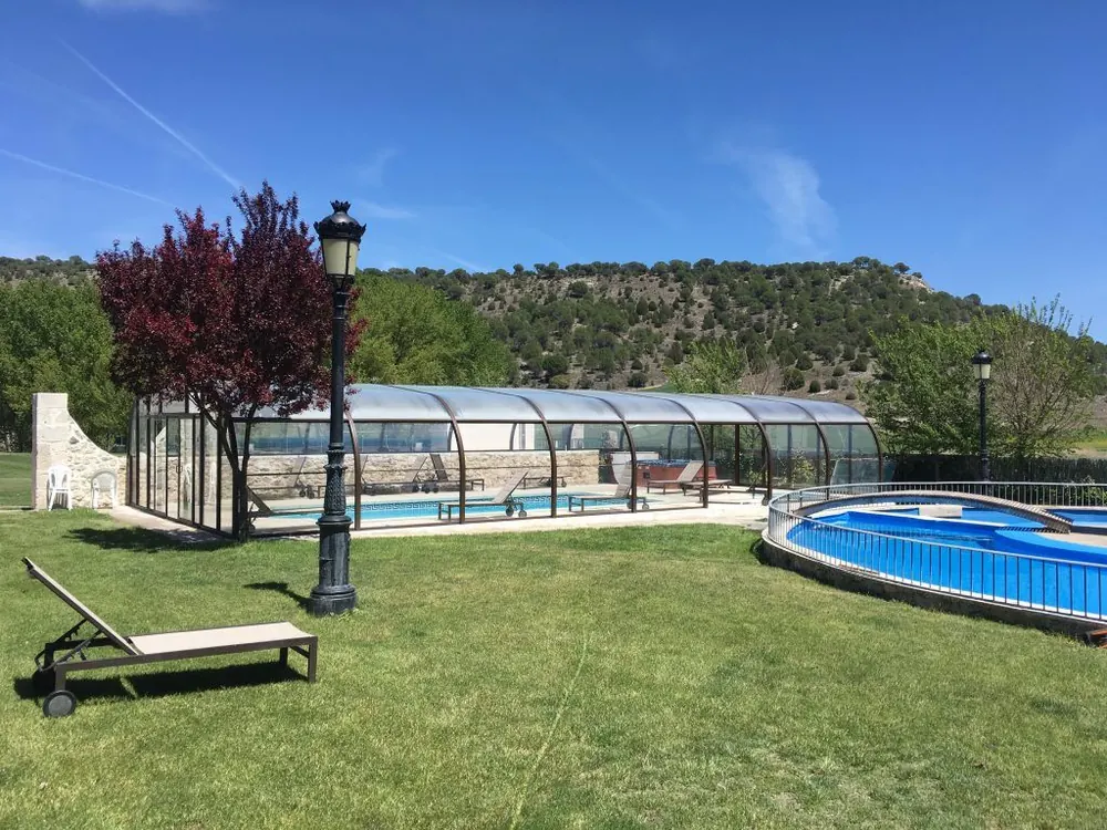 Piscina cubierta climatizada y piscina infantil con vistas al campo