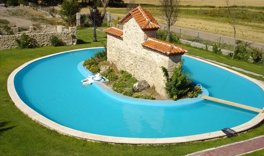 Piscina infantil con isleta de piedra
