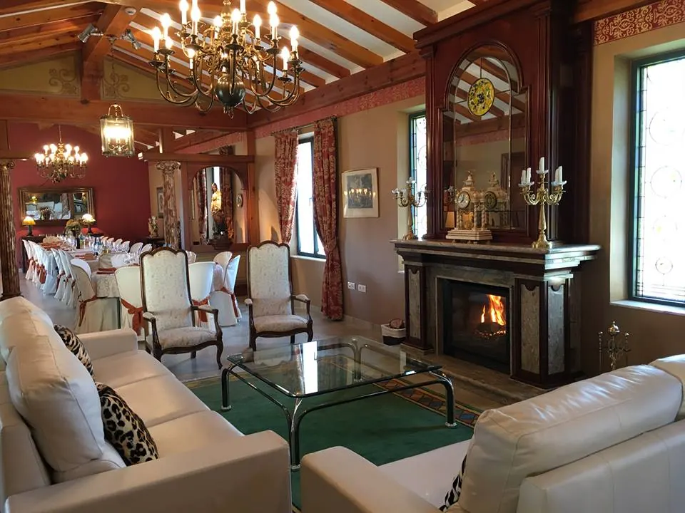 Salón rústico con chimenea para celebraciones